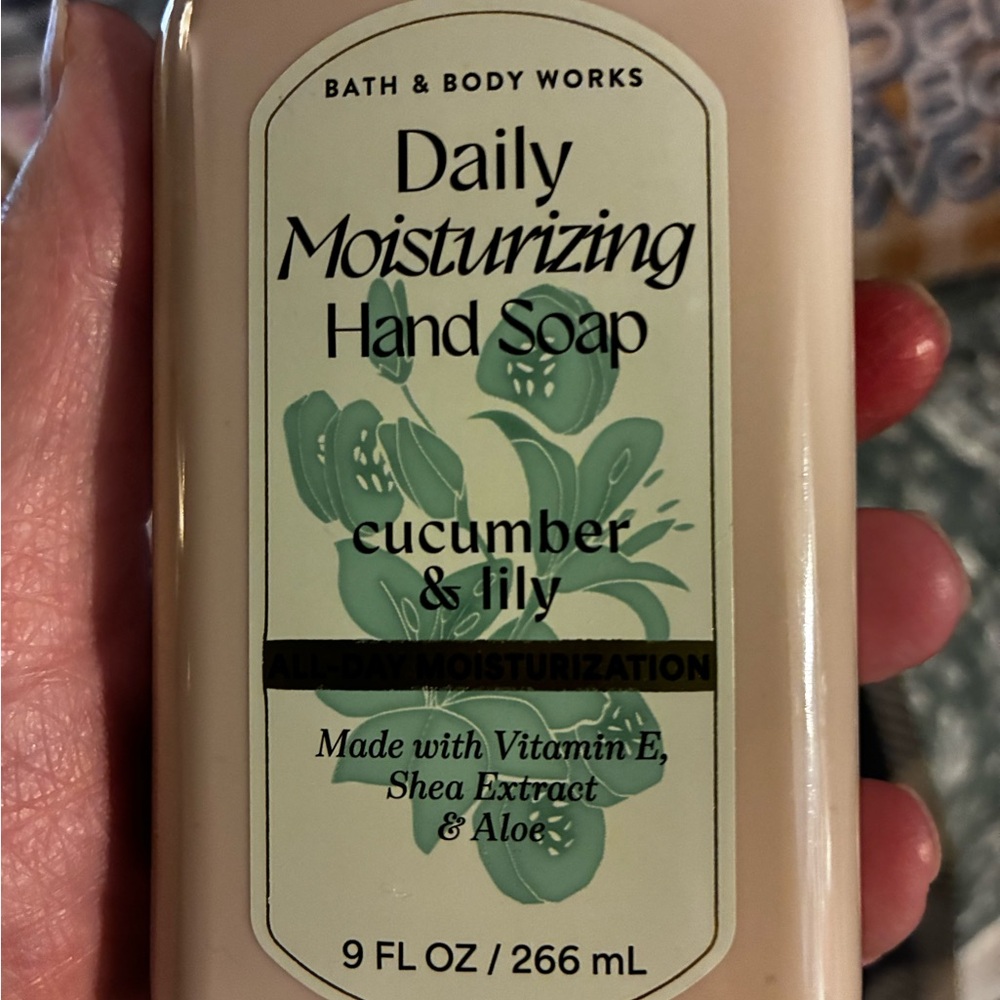 Bath & Body Works Daily Moisturizing Gel Hand Soap - Green Cucumber & Lily (4) - Picture 3 of 5